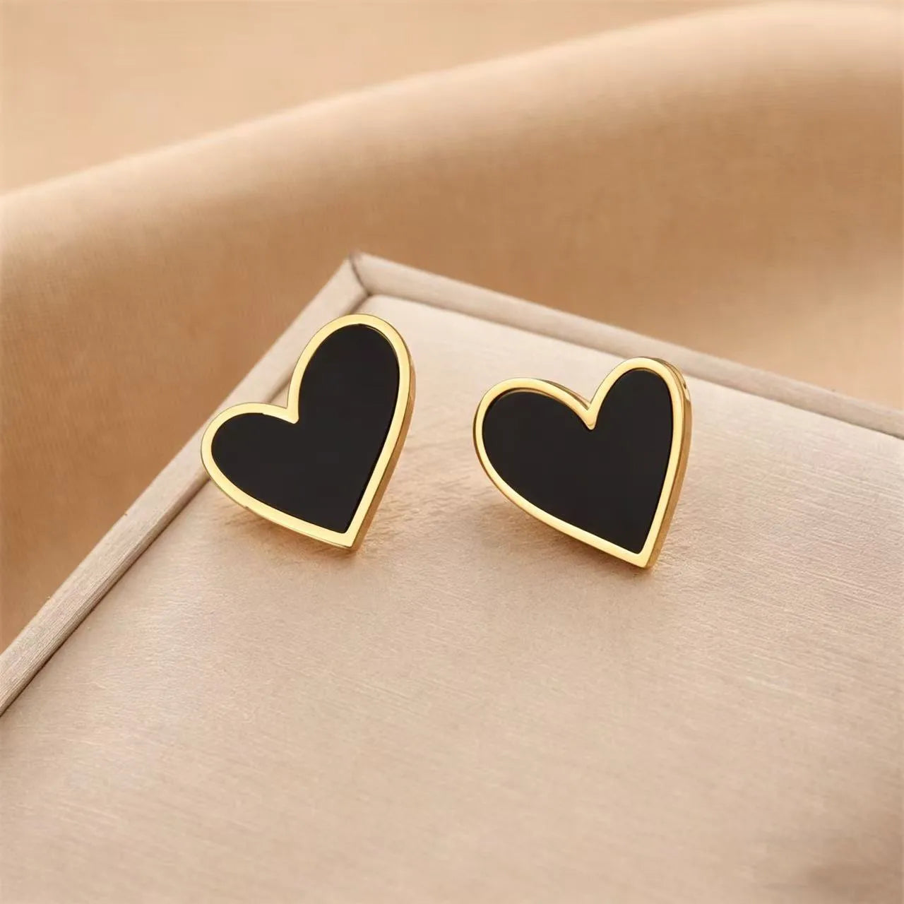 Heart Gold Black Earrings